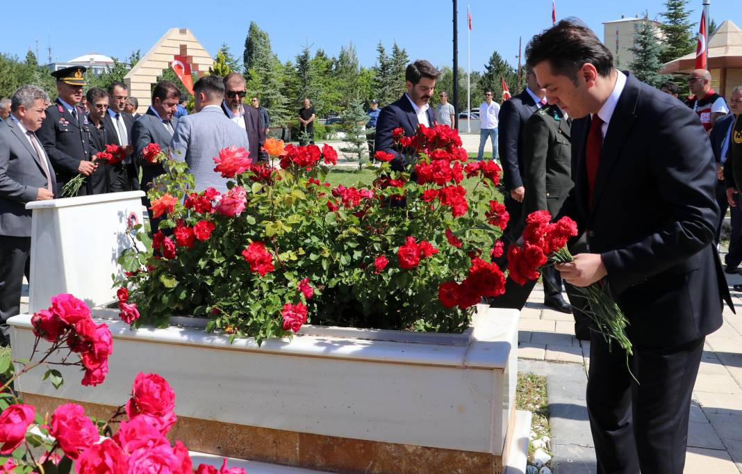 Bayram arifesinde şehitliklerde hüzün: Kahramanlara koştular - Resim: 21